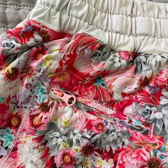 Lululemon Hotty Hot Shorts - Picture 5 of 5